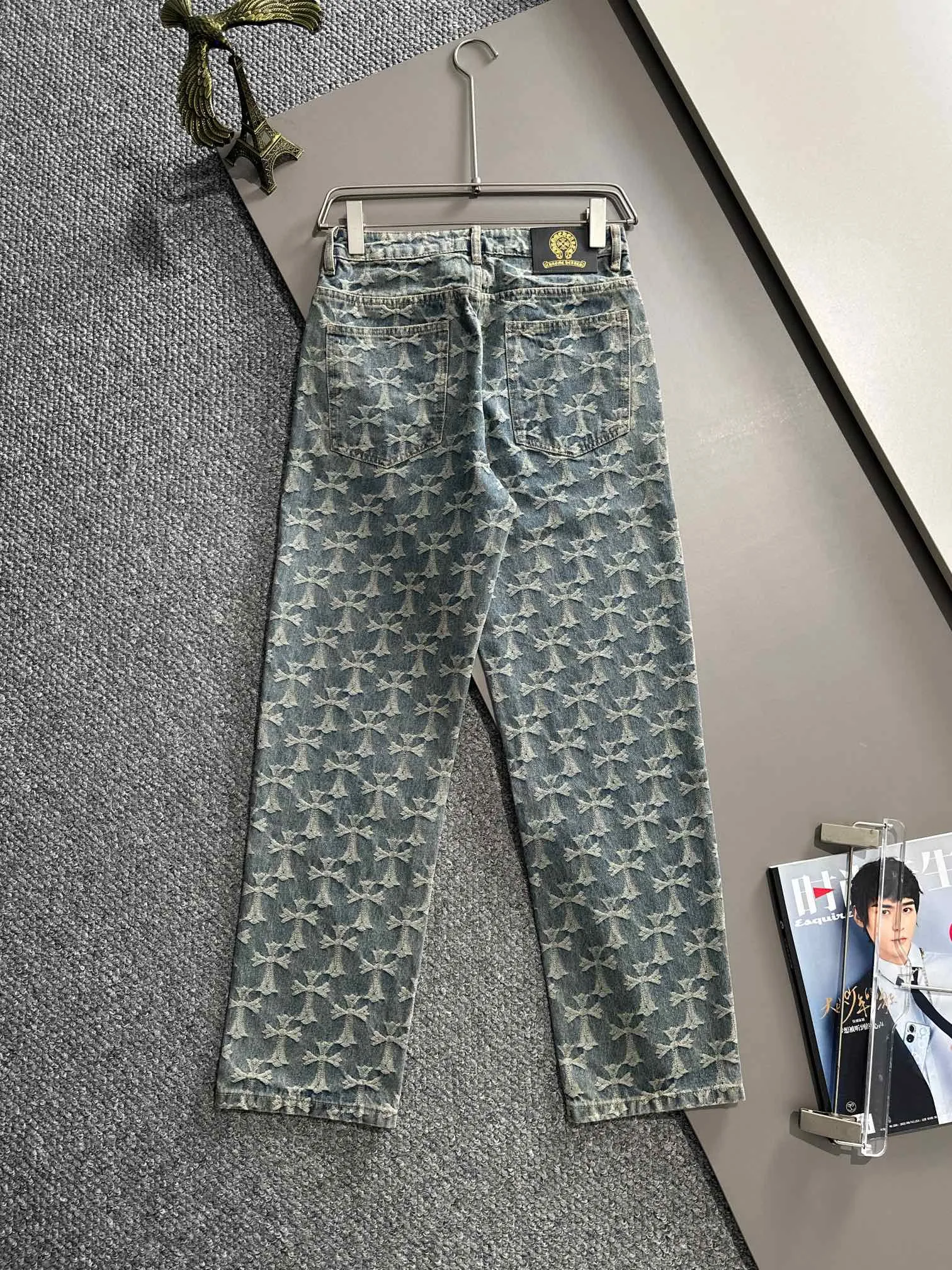 🅿️380 Croxin 2025 Four Seasons Classic Jeans Straight Trousers, the trend in the trend! Many fashion bloggers control the upper body. The water is woven from imported Japanese Denim plain cotton denim fabric. It has three standards. It is soft, delicate, comfortable and breathable. The color has a modern and fashionable vicissitudes. The upper body is versatile and fashionable! Light luxury, a must-have item for daily commuting! Size: M-3XL (please state your height and weight when placing an order)